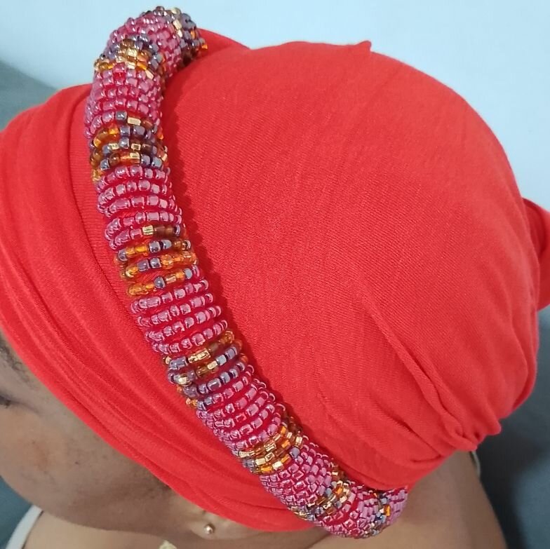 Bandeau perlé coloré élégant
