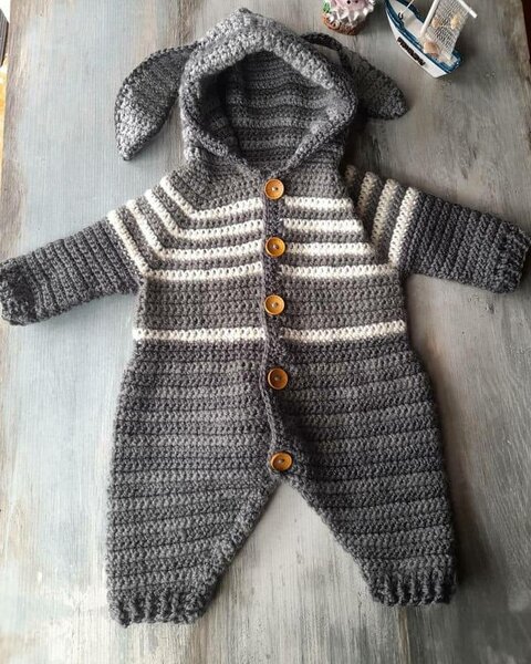 Knitted children's set jumper+trousers