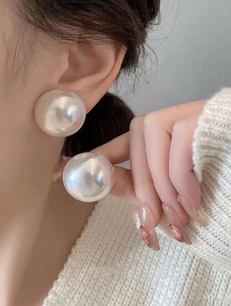 Faux pearl stud