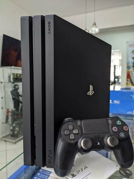 PS4 PRO 1TB CRAQUER AVEC 20JEUX INSTALLÉ