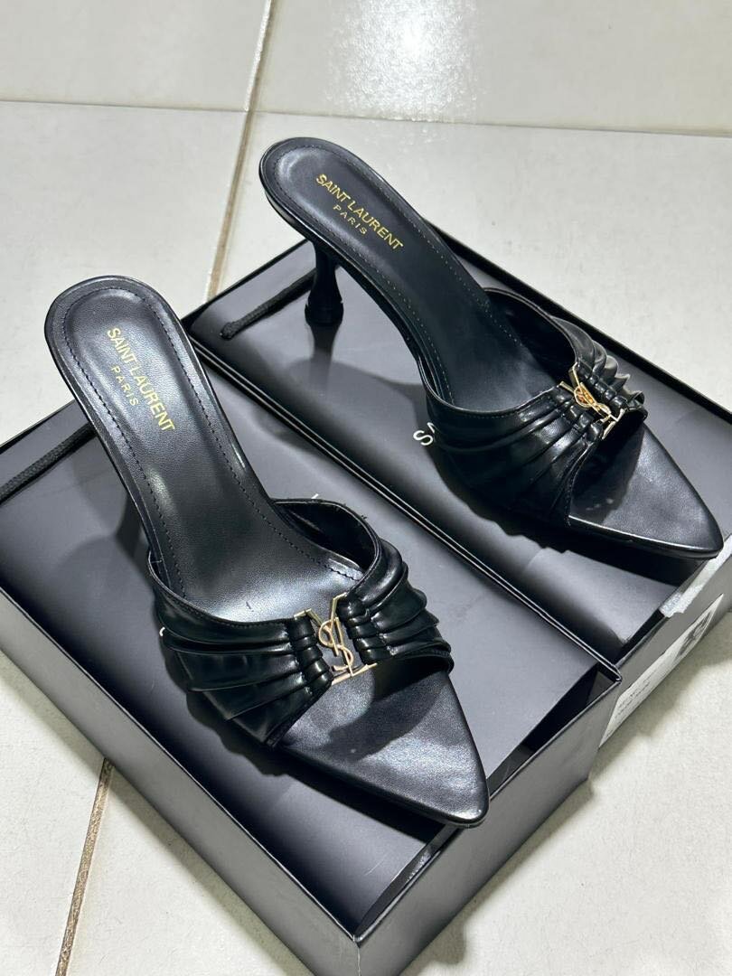Heeled slippers
