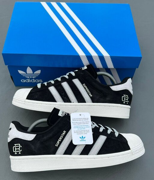 UNE CHAUSSURE ADIDAS SUPERSTAR