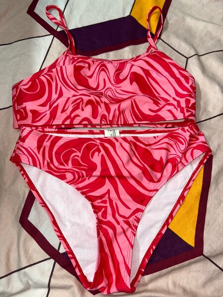 Ensemble de bikini rose vibrant