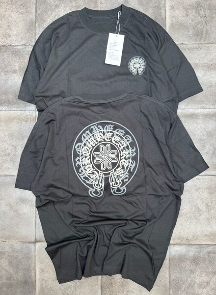 T-shirt noire imprimée géometrique