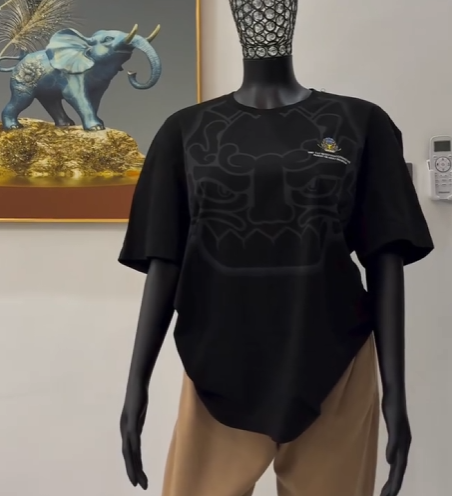 T-shirt black