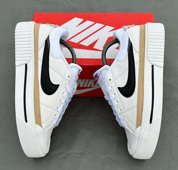 Nike Sneakers Blanches et Noires