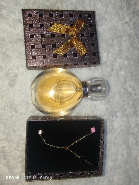 Chaine en inox avec pendentif accompagné de parfum