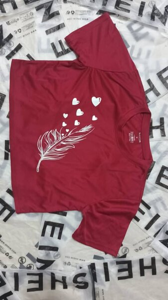 T-shirt femme rouge à motifs