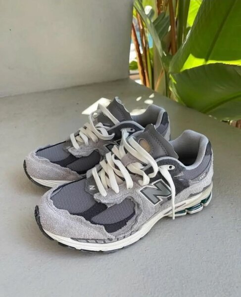 New balance 2002r