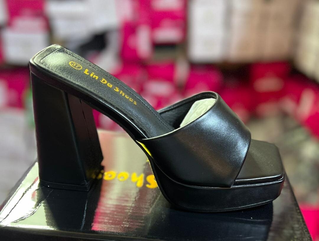Chic mules