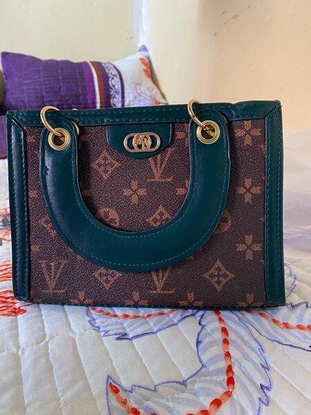 Medium handbags