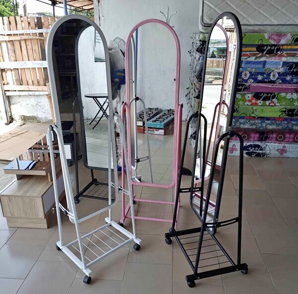 Miroir sur pied rotatif