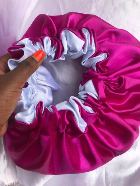 Bonnet en satin réversible