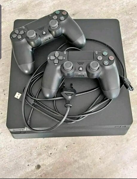PS4 SLIM 500GO CRAQUER AVEC 10JEUX INSTALLÉ
