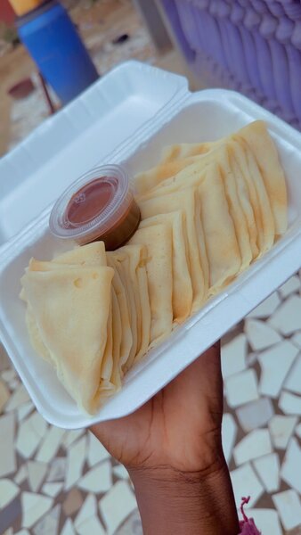 Crêpes fraîches avec sauce