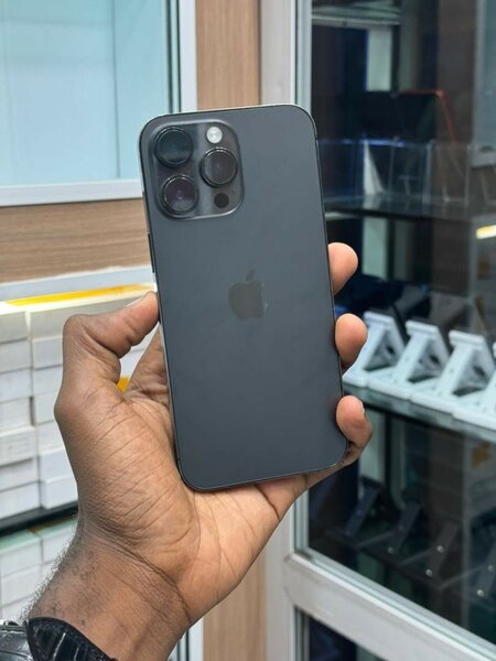 IPHONE 14 PRO MAX 128GIGA PETITE FISSURE INVISIBLE SUR L’ECR