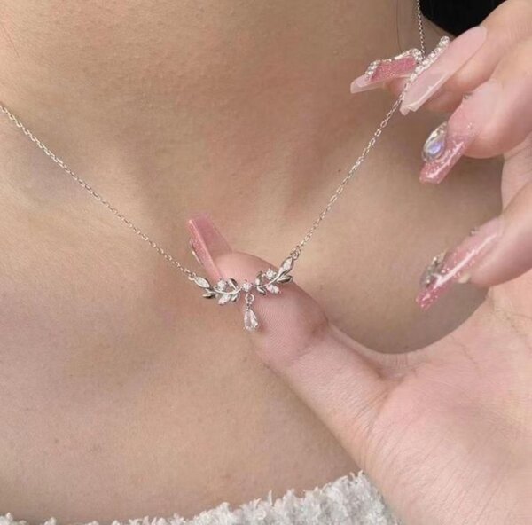 Women Simple Necklaces Chain Leaves Pendant Silver Necklace