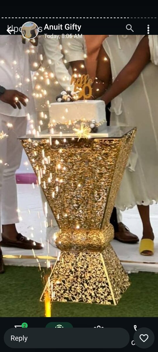 Goldin cake stand