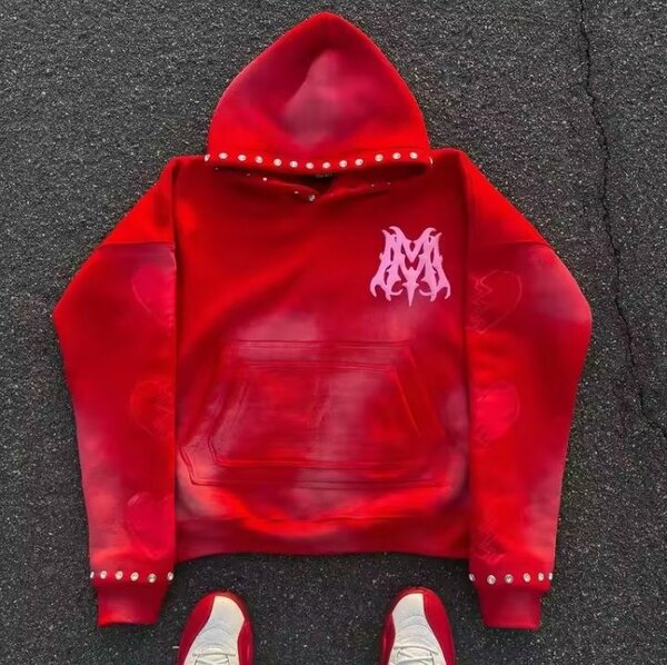 Sweat à capuche rouge stylé