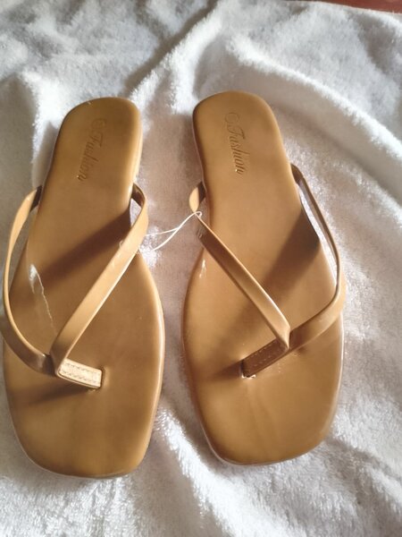 Tongs en cuir élégantes