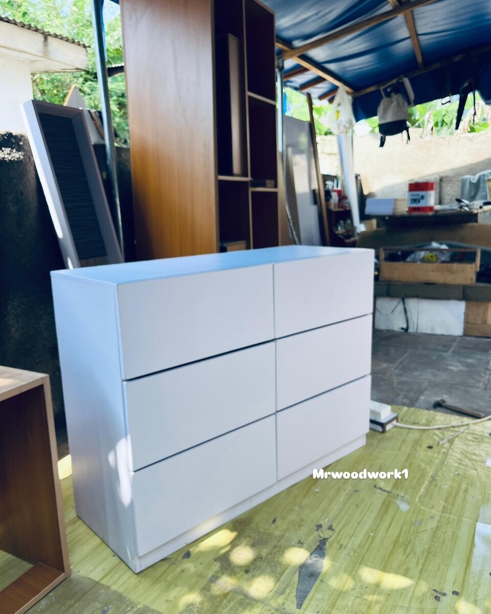 Chest of drawers