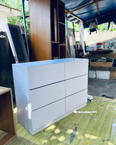 Chest of drawers