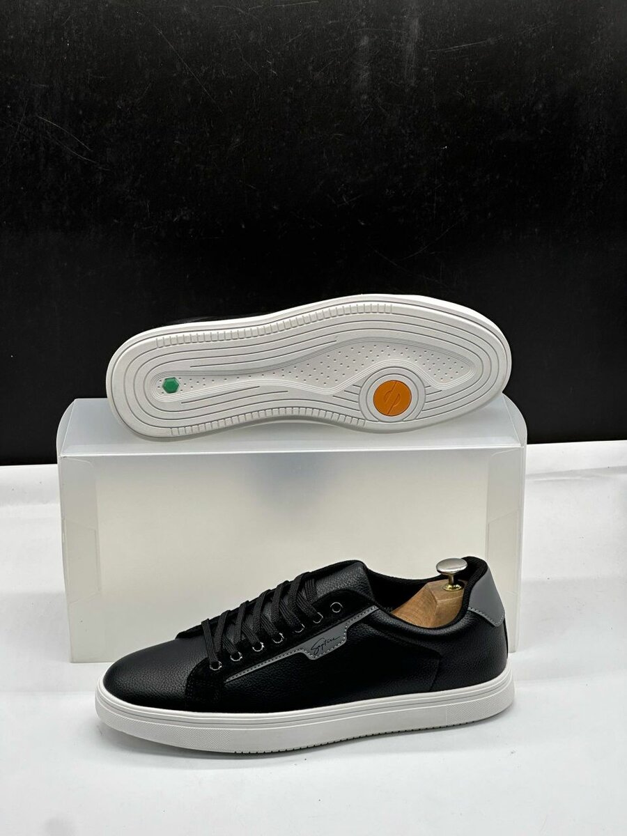 Sneakers en cuir noir et blanc