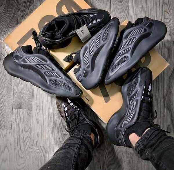 YEEZY 700 V3