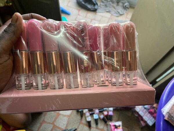 Fond de teint, gloss, essence parfum