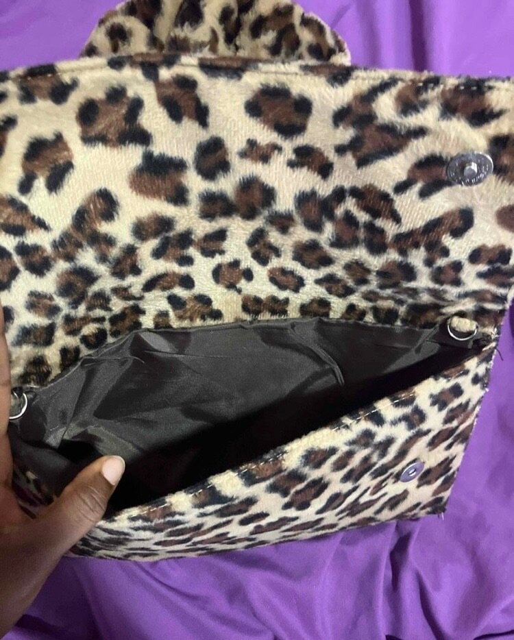 sacs à main et chapeau