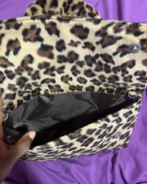 sacs à main et chapeau
