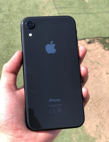 iPhone noir avec écran Retina