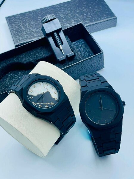 Montre élégante noire