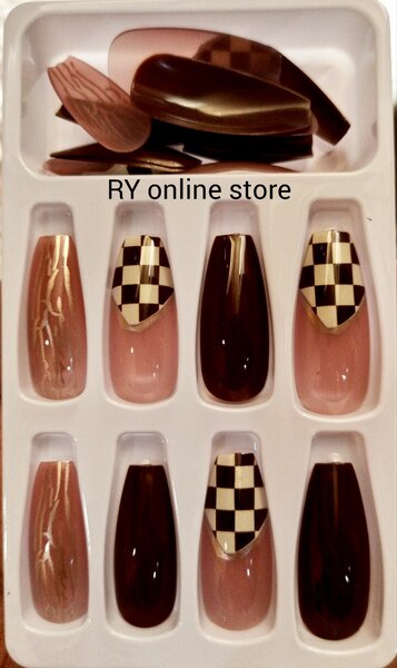 Faux ongles customisés et réutilisables
