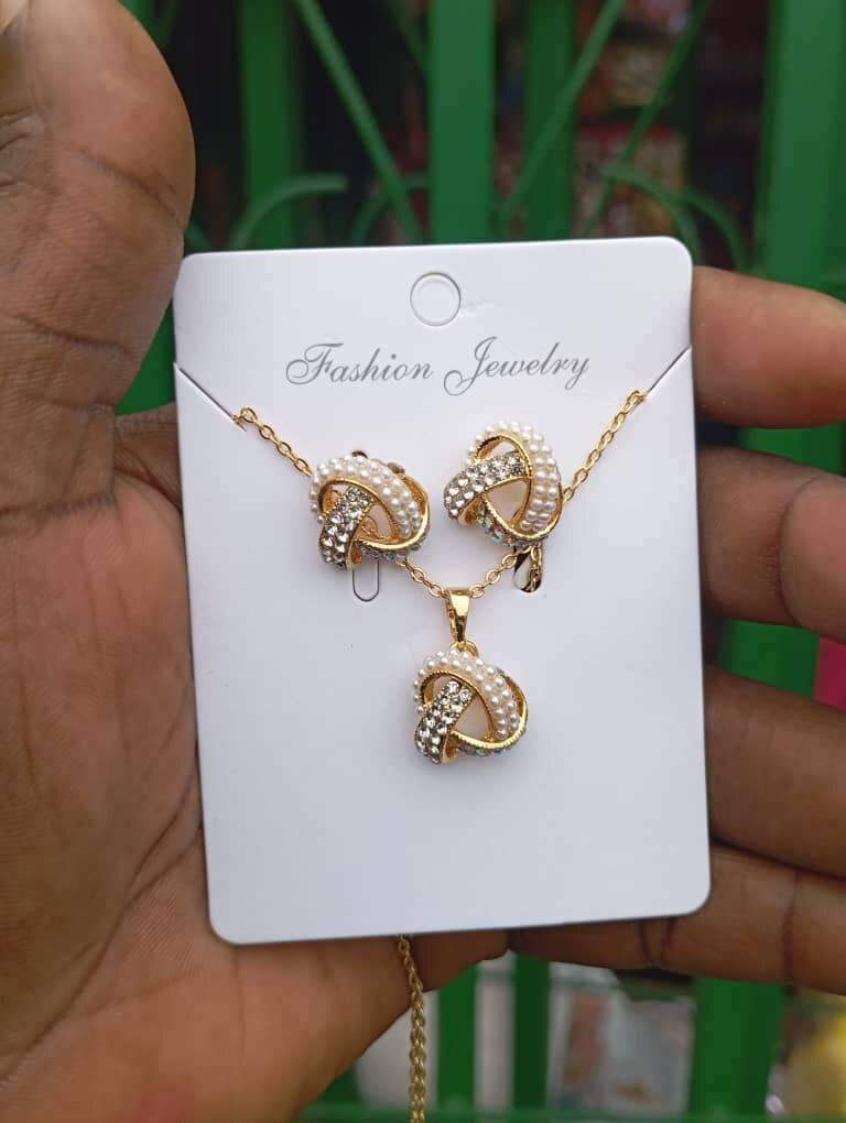 Boucle d'oreille et chaîne