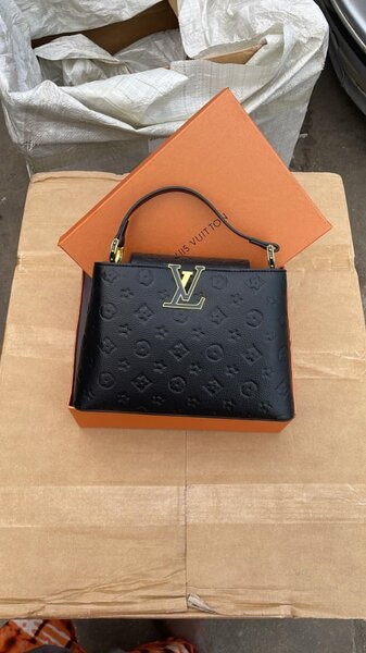 Sac à main en cuir noir élégant