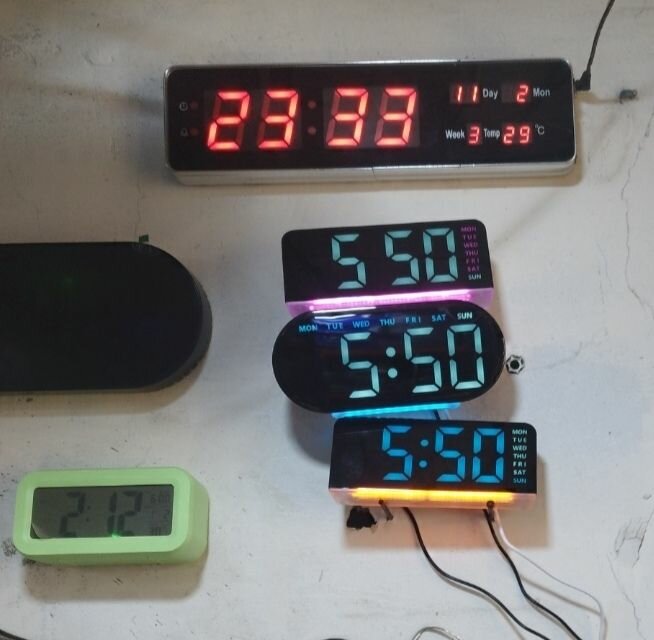 Horloge numérique LED multicolore