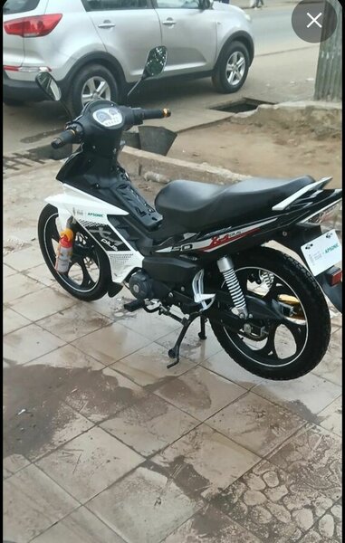 Moto sportive 110cc élégante