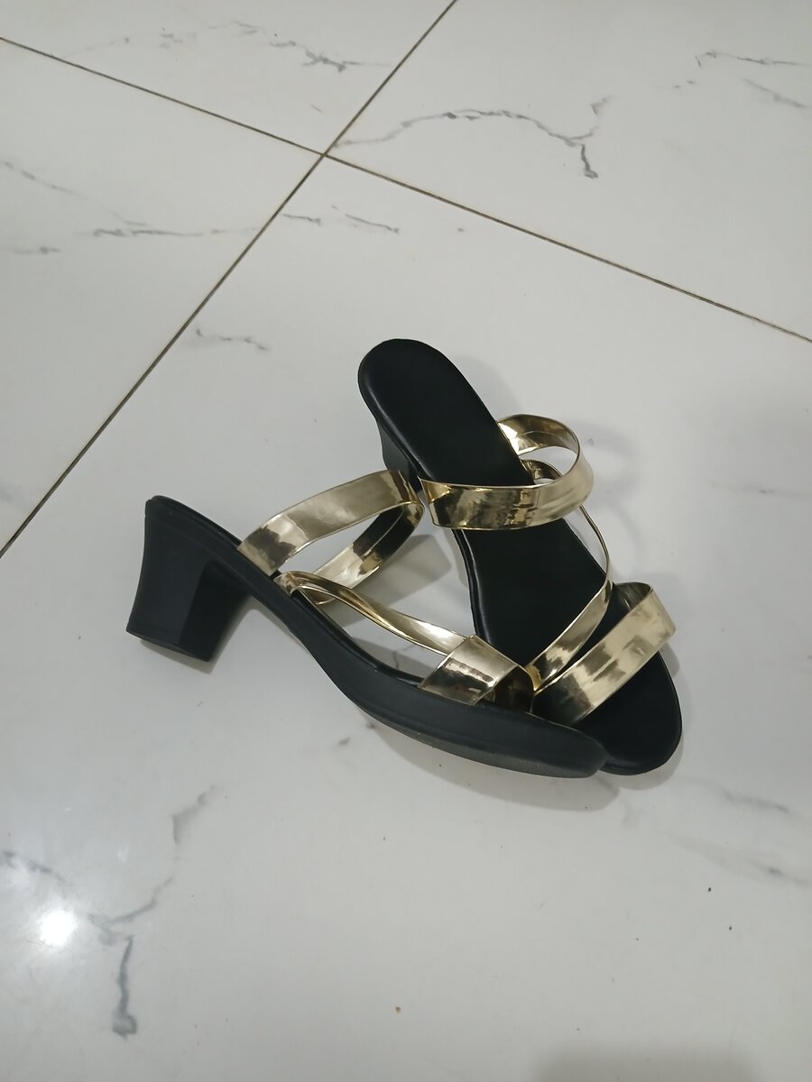 Sandales dorées à talons