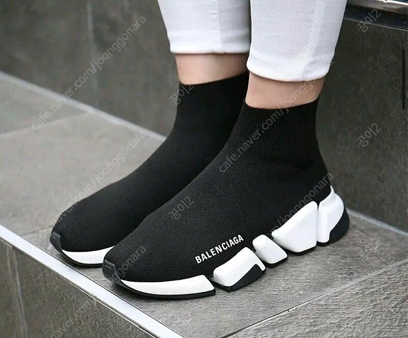 BALENCIAGA
