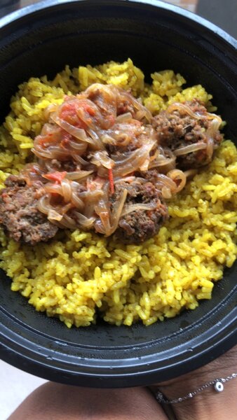 Riz épicé et boulettes