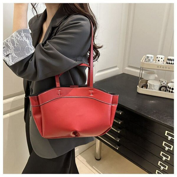 Sac à main en cuir rouge élégant