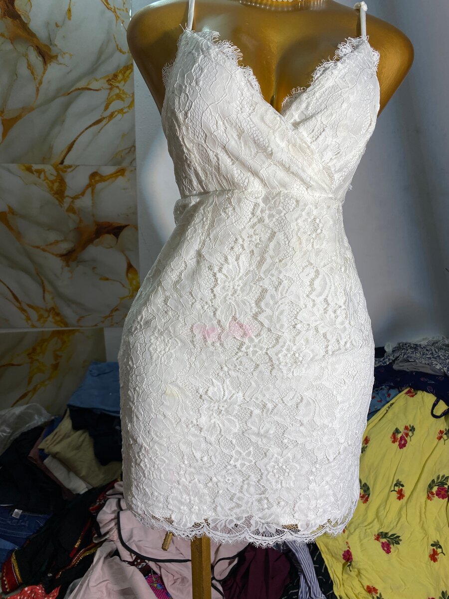 Robe en dentelle blanche élégante