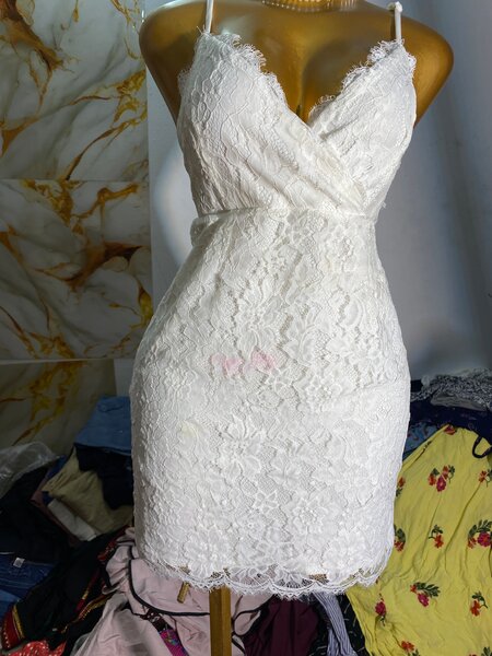 Robe en dentelle blanche élégante
