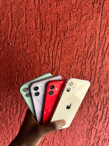 IPHONE 11 SIMPLE CASI NEUF