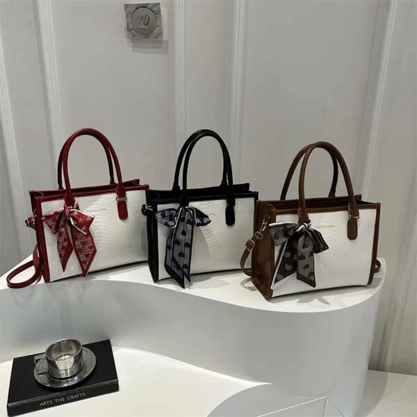 Sac à main élégant avec écharpe