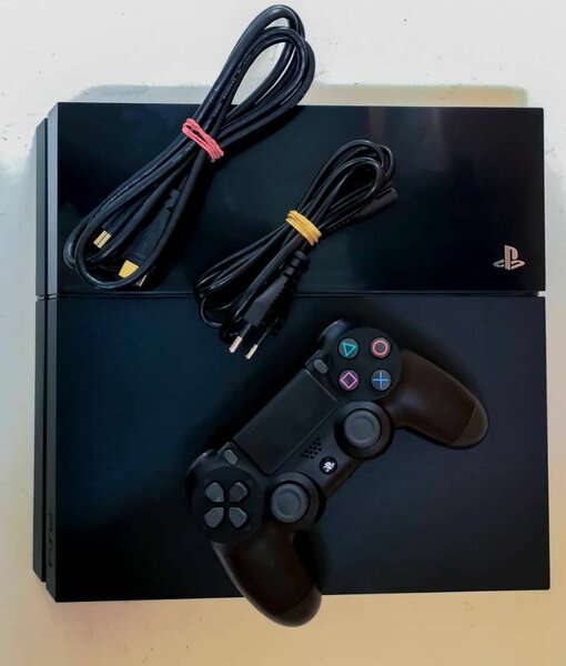 PS4 FAT craquée avec 10 jeux