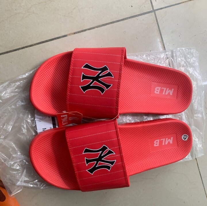 Tongs rouges MLB style sportif