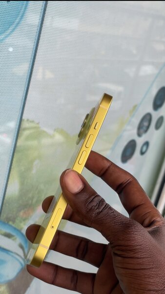 iPhone 14 simple couleur jaune