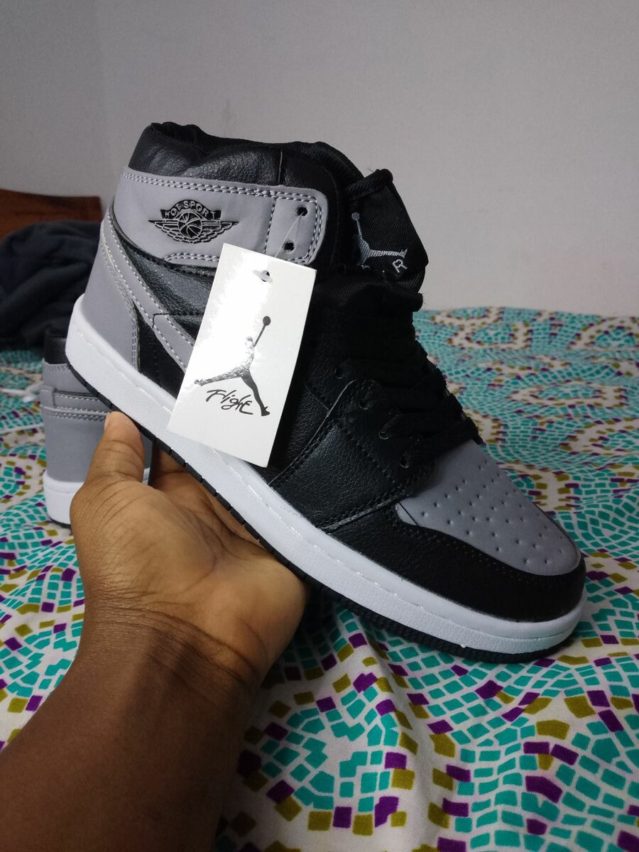 Baskets Jordan montantes gris